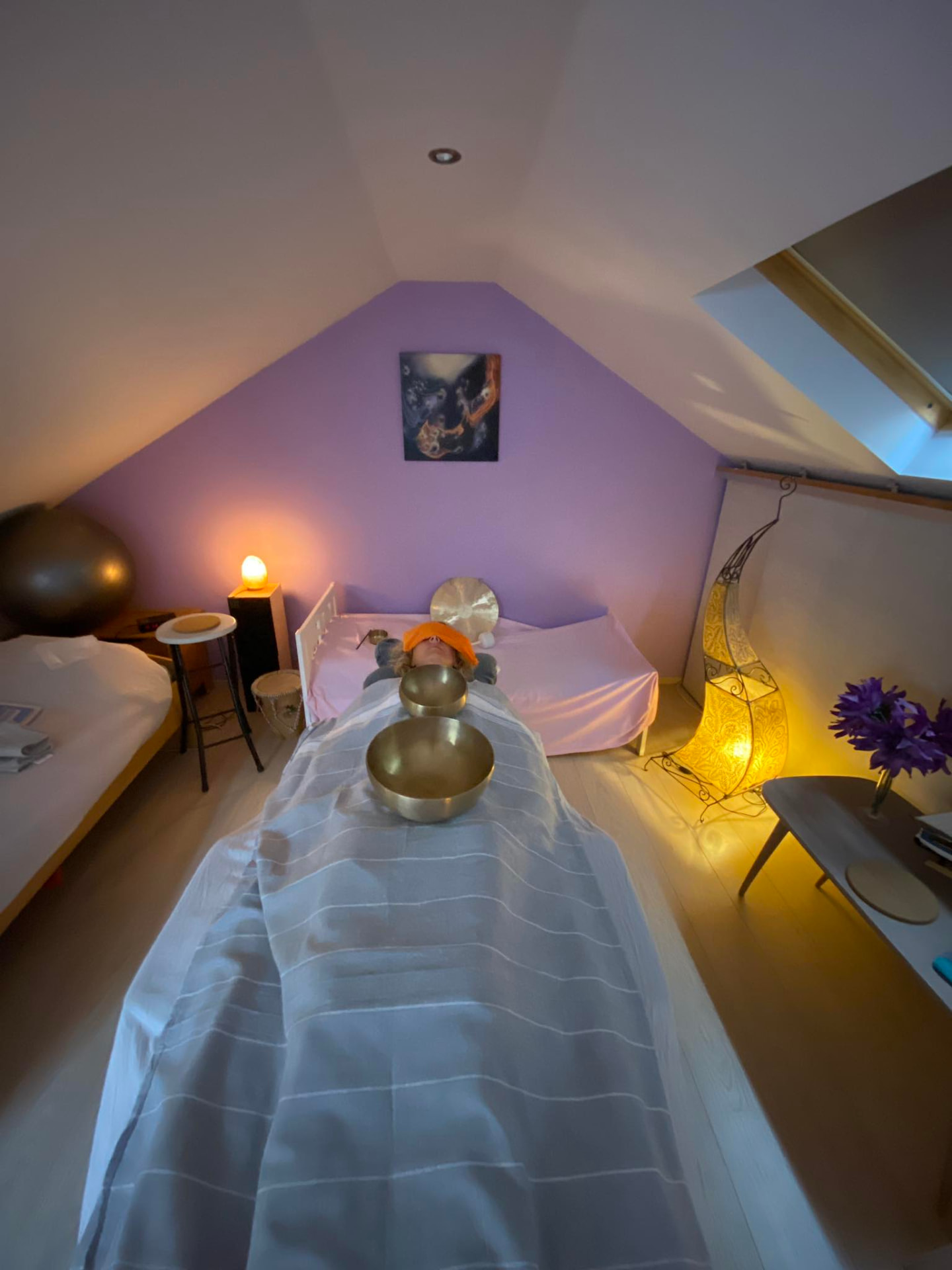 Le cabinet d'Anne : séance de massage sonore à domicile, bols posés sur le corps
